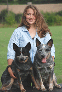 Raphaela Hoffmann mit ihren Hunden Robbie und Fate